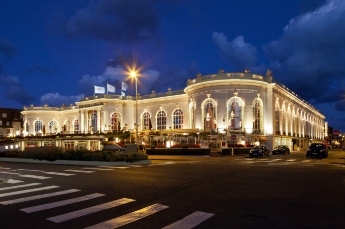 Le casino Barrière de Deauville de nuit