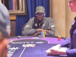 Derrière ces lunettes et cette casquette, un humoriste renommé s'adonne à sa passion. Crédit photo : Club Poker