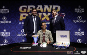 Valentin Flandrois, vainqueur du Grand Prix, entouré des équipes Texapoker et du Casino de Pornic.