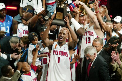 En 2004, Chauncey Billups était au sommet de la NBA : champion et MVP, meilleur joueur, de la finale. Un peu plus de 20 ans après, il est sous les feux des projecteurs mais pour une plus sombre raison. Crédit photo : Manny Millian