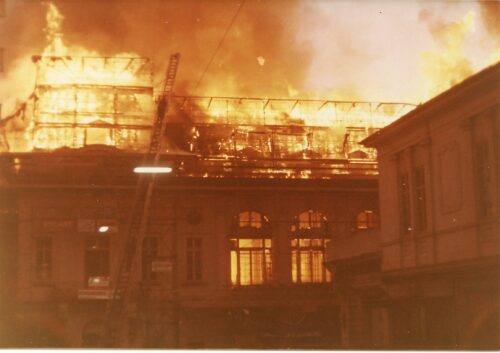 L'une des rares photos du casino de Montreux en flammes. C'était la nuit du 4 décembre 1971.