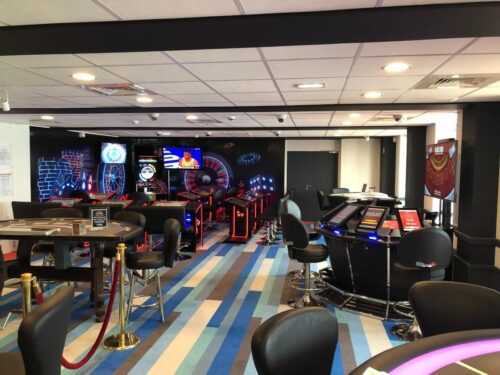 Bien que le casino de Luc-sur-Mer dispose déjà d'un espace dédié aux jeux de tables, Franck Héribel, Directeur de l'établissement, projette une augmentation de l'offre à court terme. Crédit photo : www.coeurdenacretourisme.com