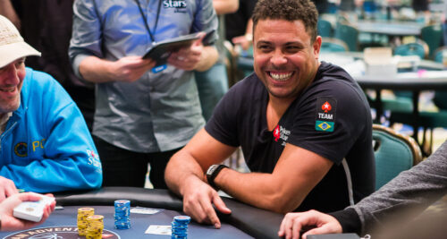 Comme son compatriote Neymar, Ronaldo aime le poker. Dans sa stratégie de développement en Amérique Latine, la marque au pique rouge est rapidement devenu un partenaire de l'ancien attaquant auriverde. Crédit photo : PokerNews