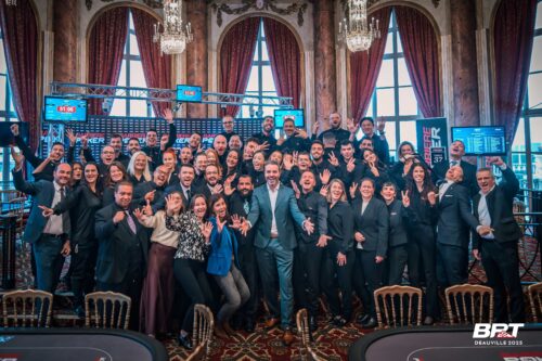 Comme à chaque fin de festival, toute l'équipe du Barrière Poker Tour de Deauville prend la pose, ici, dans le Salon des Ambassadeurs pour célébrer un BPT record.