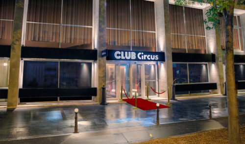 Situé Boulevard Murat dans le XVIe arrondissement de Paris, le Club Circus assume sa position géographique en ciblant notamment la population du Sud-Ouest parisien tout en cherchant à développer sa clientèle "touristique".