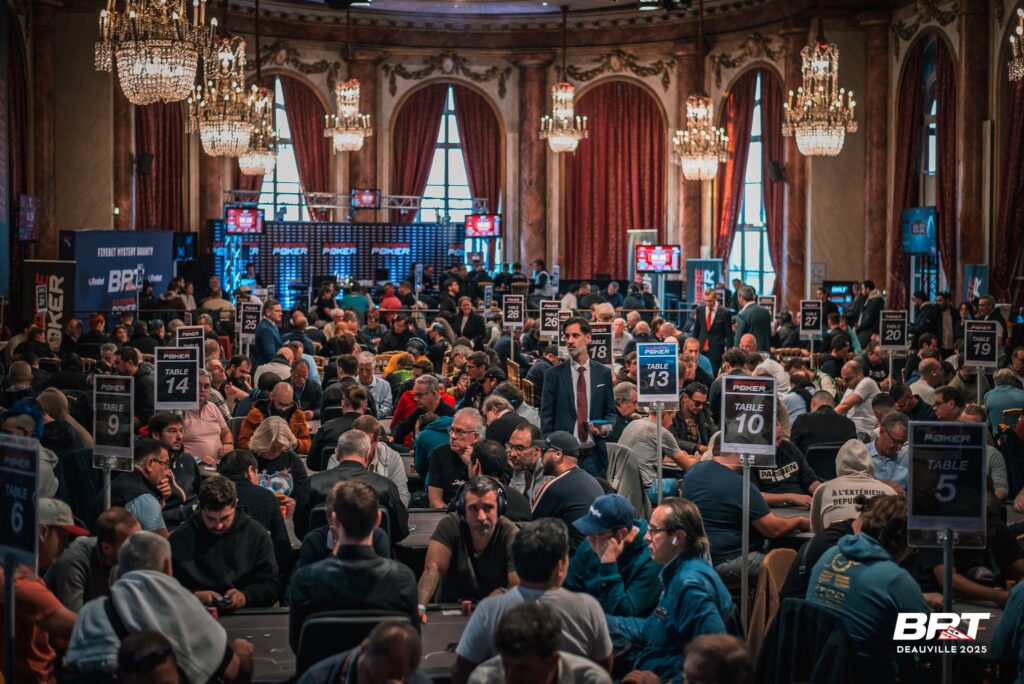 Salle de poker avec de nombreux joueurs.
