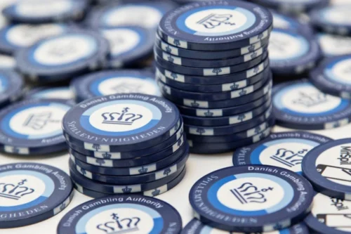 Au Danemark, le régulateur s'appelle le Spillemyndigheden et, à l'instar de l'ANJ, contrôle l'ensemble d'un marché ouvert mais où les règles d'accès respectent un cahier des charges strict.