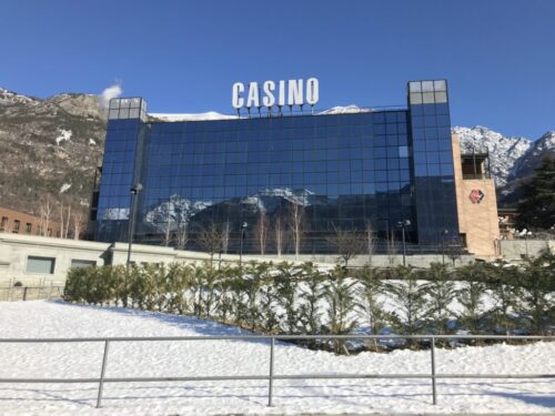 Situé dans la Vallée d'Aoste et construit dans le but d'attirer une clientèle internationale, le Casino de Saint Vincent attire plutôt les lumières de la justice italienne.