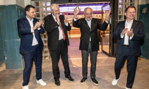 Ciseaux en main, Hans-Ueli Rihs, actionnaire majoritaire et président du conseil d’administration de Swiss Casinos, peut célébrer l'ouverture du cinquième casino de son groupe sur le territoire helvète.