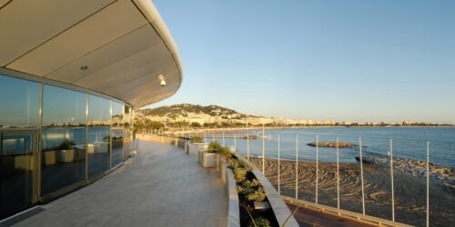 Ce PokerStars Open sera l'occasion pour les joueurs de découvrir un nouvel espace de jeu avec la Rotonde Lerins qui sera, assurément, plus lumineuse que l'ancienne salle où se jouaient les tournois organisés au casino Le Croisette.