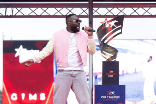 Afin d'attirer un public plus large, les organisateurs avaient convié GIMS pour un showcase d'avant-course. Un concert réduit à une vingtaine de minutes pour des problèmes techniques.