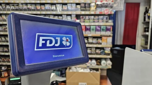 Si la fiscalité pèse lourd sur les résultats des activités en ligne, le chiffre d'affaires de l'opérateur français reste fortement soutenu par l'activité en point de vente (loteries, jeux de grattage, etc.).