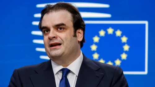 Pour le gouvernement grec et son ministre des Finances, Kyriakos Pierrakakis, les opérateurs ne sont pas les seuls à responsabiliser. Le décret tend aussi à viser les joueurs continuant de jouer sur les plateformes illégales après un premier avertissement.