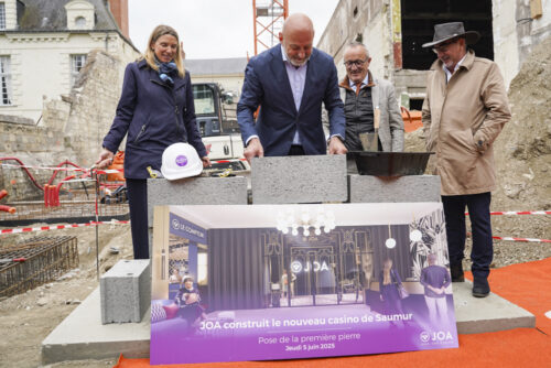 Pour Laurent Lassiaz, posant ici la première pierre du casino de Saumur, l'implantation du casino au Lion-d'Angers pourrait fortement impacter l'activité de l'établissement saumurois.