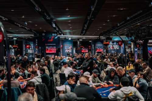 Une salle pleine de joueurs venus des quatre coins du monde et jouant dans des conditions premium : voici l'objectif affiché de PokerStars quand il organise l'EPT.