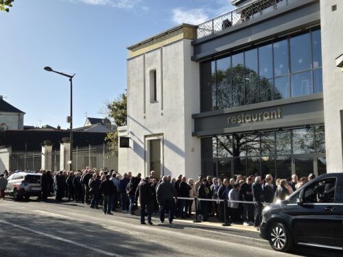 Preuve de l'attente suscitée par le casino de Saumur, la file d'attente à l'heure de la première ouverture.