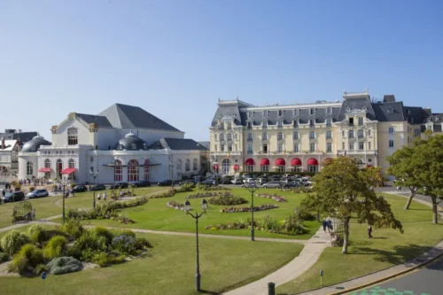 Le casino de Cabourg quitte son célèbre voisin, Le Grand Hôtel, pour se situer plus en périphérie de la ville et gagner en capacité d'accueil.