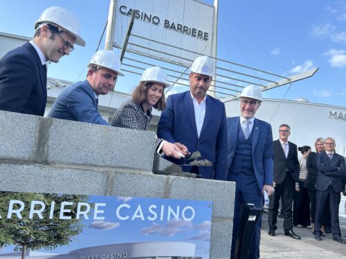 La pose de la première pierre symbolique est revenue à Joy Desseigne-Barrière, Présidente des Conseils d’Administration de la Société Fermière du Casino Municipal de Cannes (SFCMC) et de la Société Immobilière et d’Exploitation de l’Hôtel Majestic (SIEHM).