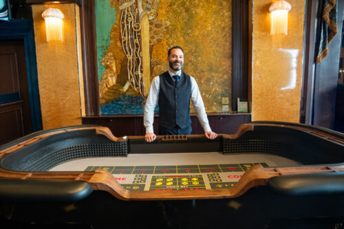 Très populaire à l'étranger et notamment à Las Vegas, le craps reste plutôt confidentiel en France notamment car c'est un produit très consommateur en ressources humaines.