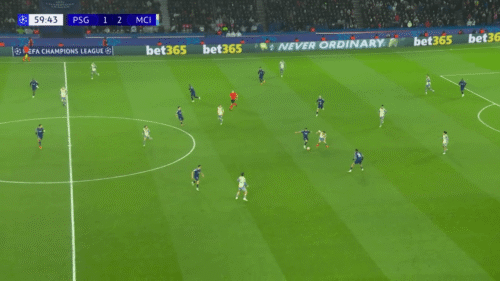 Depuis 2024, bet365 s'affiche dans toute l'Europe sur le bord des pelouses de Champions League. Une exposition qui contribue à ce que la marque soit déjà connue en France.
