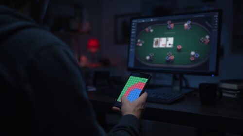 Poker en ligne : un joueur consulte un solveur sur son téléphone