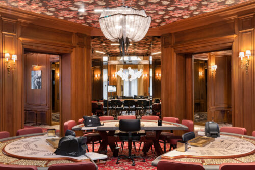 Autrefois dédié à la restauration, le premier salon à gauche de l'entrée du Club devient un vrai lieu de jeu. Une innovation permettant de plonger le joueur dans l'action dès son arrivée.