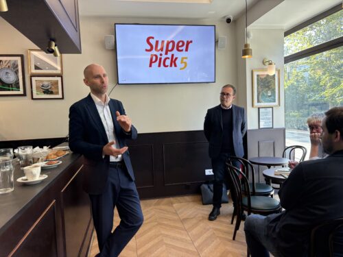 Accompagné de Stephane Auffret, Directeur de l'offre Produits/Services et de l'Innovation du PMU, Olivier Pribile a présenté, depuis un Bar PMU de Neuilly-sur-Seine, la première brique d'une refonte de l'offre de l'opérateur.