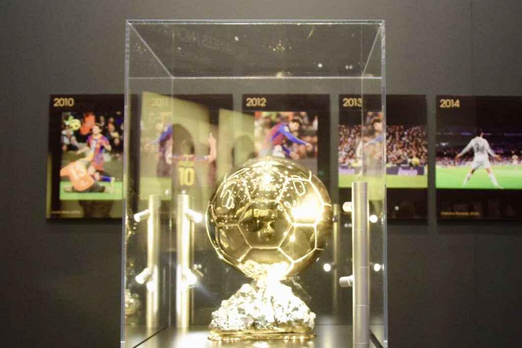 Le trophée du Ballon d'Or exposé sous vitrine