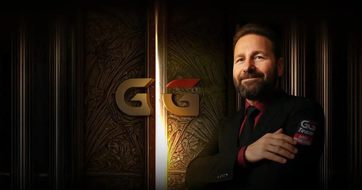 Daniel Negreanu, ambassadeur de GGPoker, devant le logo GG