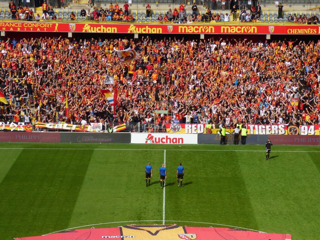 Tribune populaire du stade Bollaert-Delelis à Lens, où des data scouts passeraient inaperçus